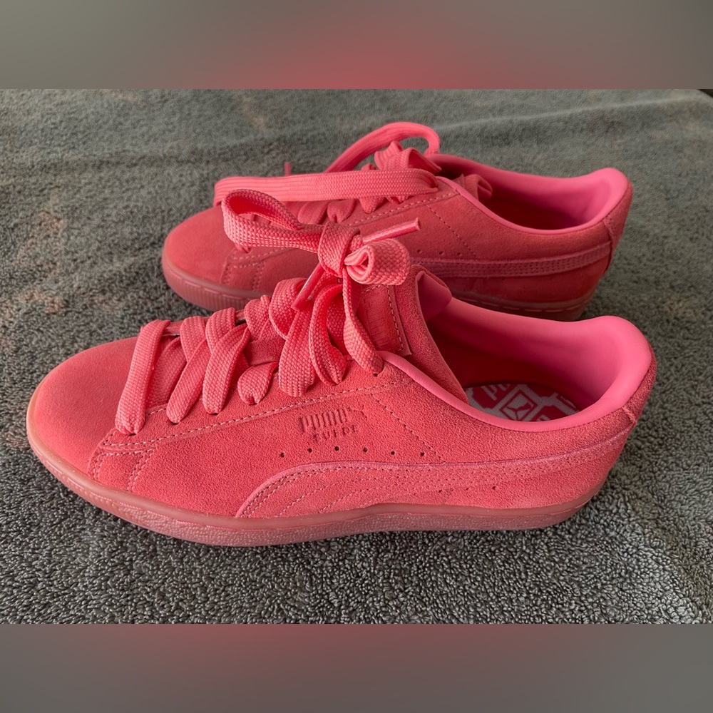 Women’s PUMA Suede Sneakers: size 6.5